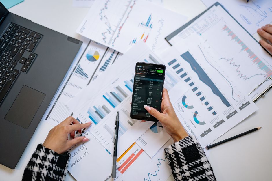 Smartphone professionnel tenu en main