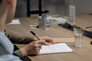 Documents papier sur un bureau
