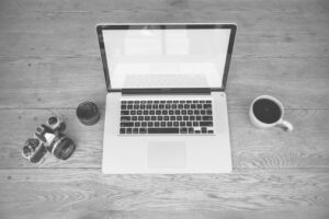 MacBook sur un bureau de bureau professionnel
