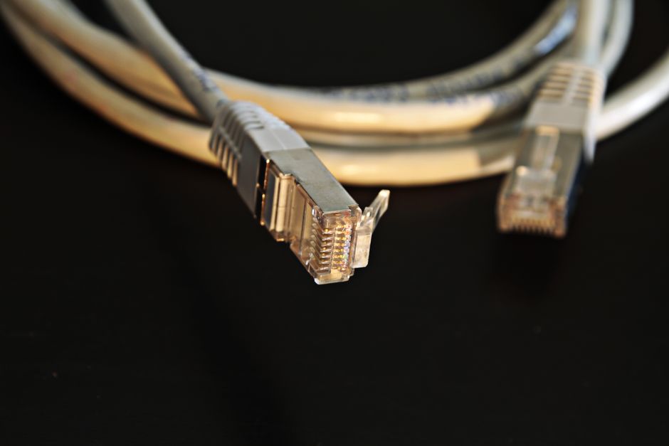 Câbles réseau Ethernet branchés
