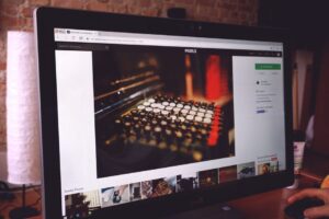 Ordinateur vintage évoquant un forum web